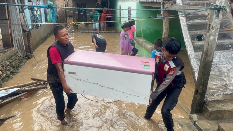 Polisi Bantu Evakuasi Sejumlah Warga Terdampak Banjir di Bulukumba