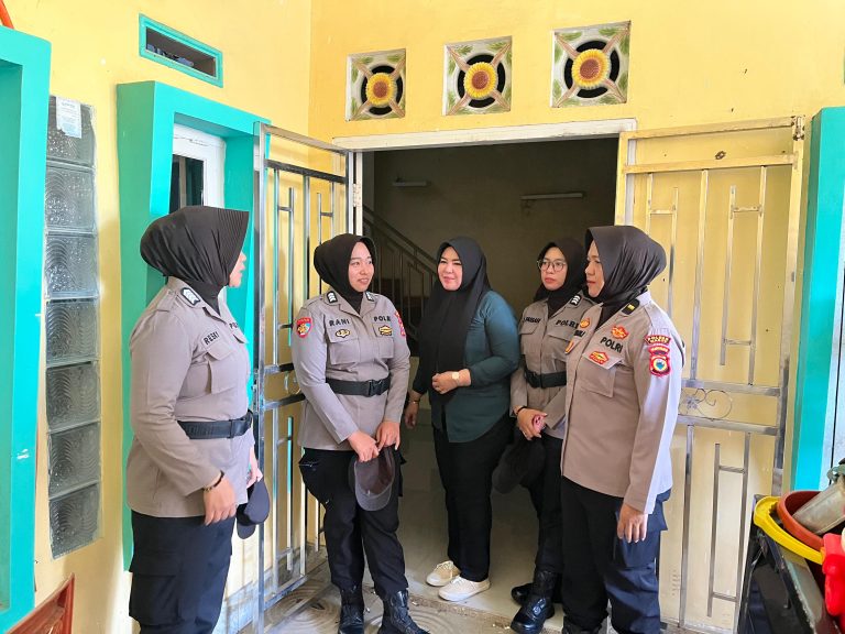 Humanis, Polres Maros Turunkan Personel Pengamanan dan Peleton Polwan Kawal Eksekusi Rumah oleh Pengadilan Negeri Maros