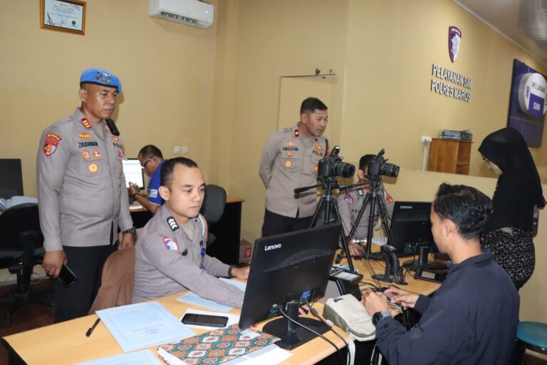 Wakapolres Maros Bersama Propam Polres Maros Pantau Langsung Kinerja Pelayanan Masyarakat di Gedung Pelayanan Thathya Dharaka