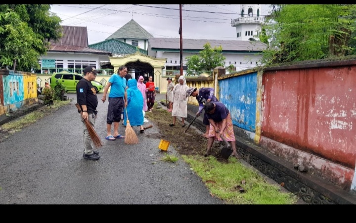 Sinergi Warga dan Aparat Kelurahan Kasimpureng, Jaga Kebersihan Lingkungan Melalui Gotong Royong